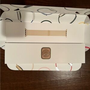 Apple Watch Series 8 GPS + Cellular - Gold Stainless Steel Case - Milanese Loop
